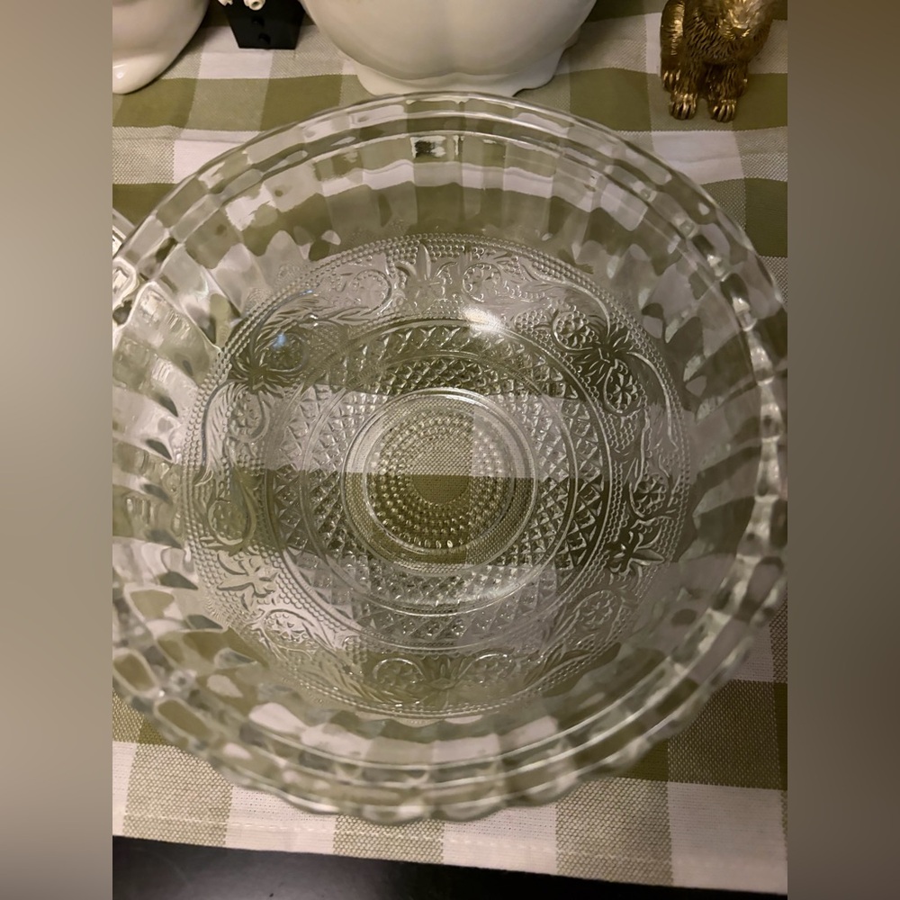Vintage 1980s KIG Malaysia Fleur-de-lis glass candy/trinket/body powder dish - Picture 4 of 8